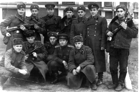 Верхний ряд: Круковский, лейтенант Мулач, ряд.Малышев, ряд.Свирский, лейтенант Солодухин, ряд.Таран. 7 стартовая батарея  , 1964 год.
