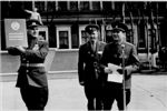 Начальник штаба КВО генерал-лейтенант  Ершов вручает Ленинскую грамоту ЦК КПСС , 1969 год.